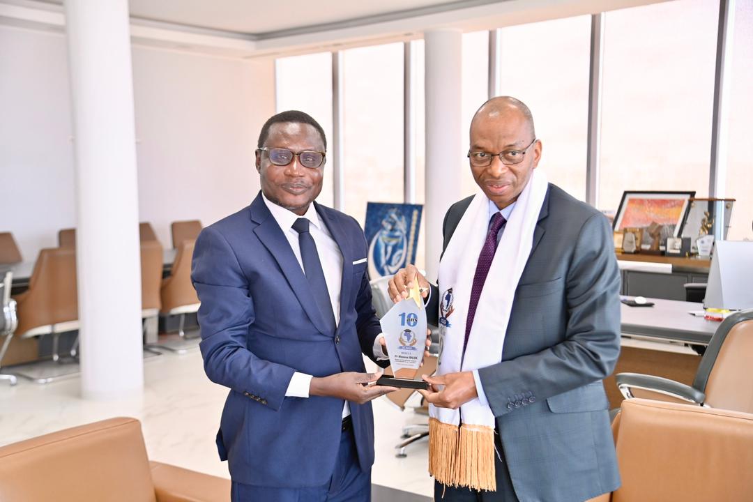 Remise de 2 trophées au Professeur Moussa BALDE par Ibrahima Eloi SARR, Président du CACSUP-SENEGAL et du Groupe ICAGI Amadou Mahtar MBOW